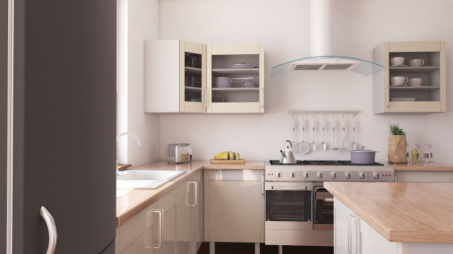 imagem de cozinha com fogão, bancada, armários, janelas e pia