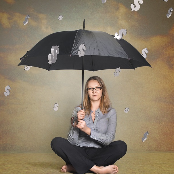mulher sentada com um guarda-chuvas enquanto chove cédulas de dinheiro