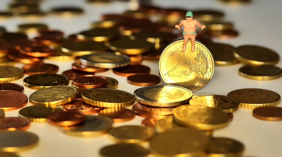 coleção de moedas de ouro com boneco mergulhando na piscina de dinheiro