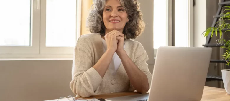 retrato-de-mulher-com-laptop-trabalhando-tabela de empréstimo para aposentado