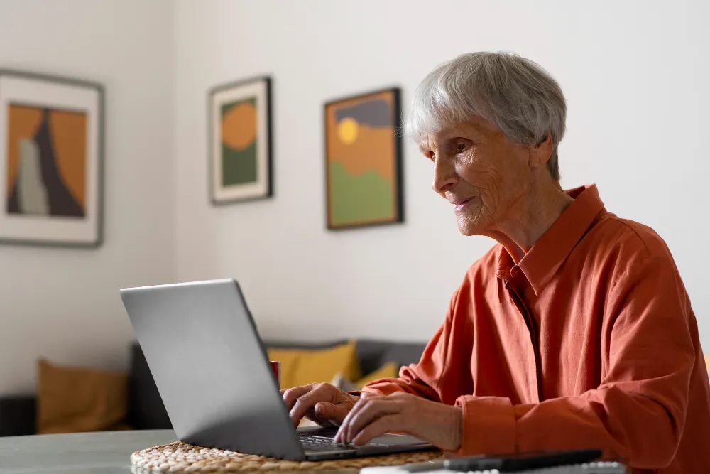 retrato-de-mulher-senior-usando-dispositivo-portatil-em-casa-tabela de empréstimo para aposentado