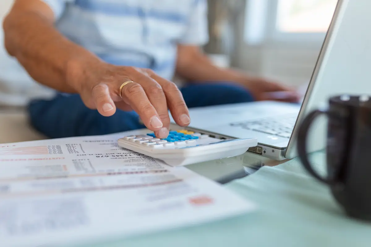 Pessoa calculando o empréstimo com débito em conta e suas vantagens