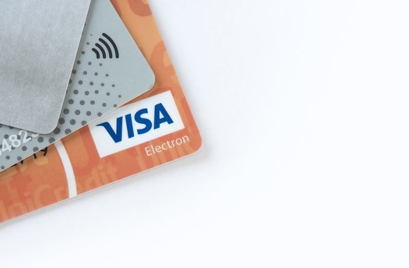 Cartões de crédito em fundo branco
