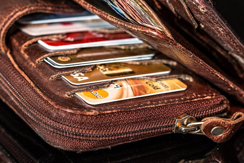 Carteira marrom com vários cartões de crédito.