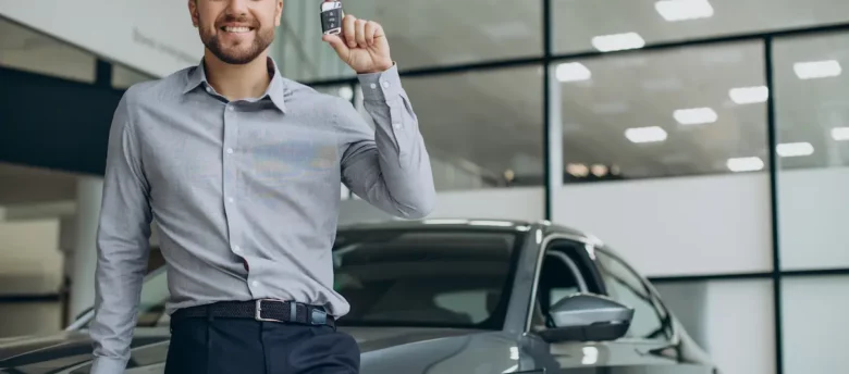 Homem comemorando ao comprar carro sem entrada